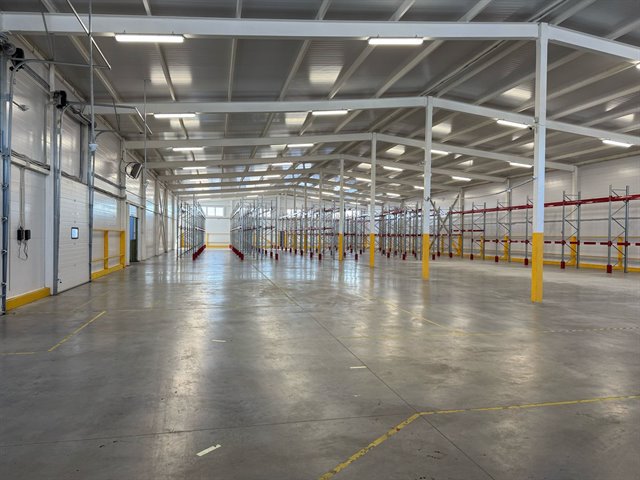 Аренда отапливаемого склада с пандусом 2400 м² на земельном участке 0,5 га