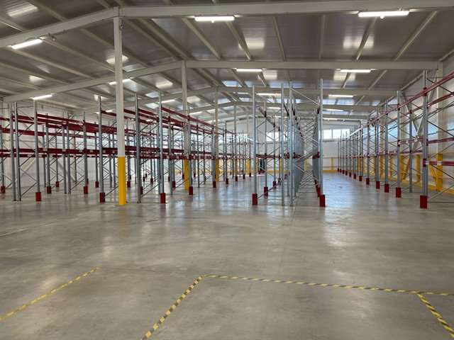 Аренда отапливаемого склада с пандусом 2400 м² на земельном участке 0,5 га