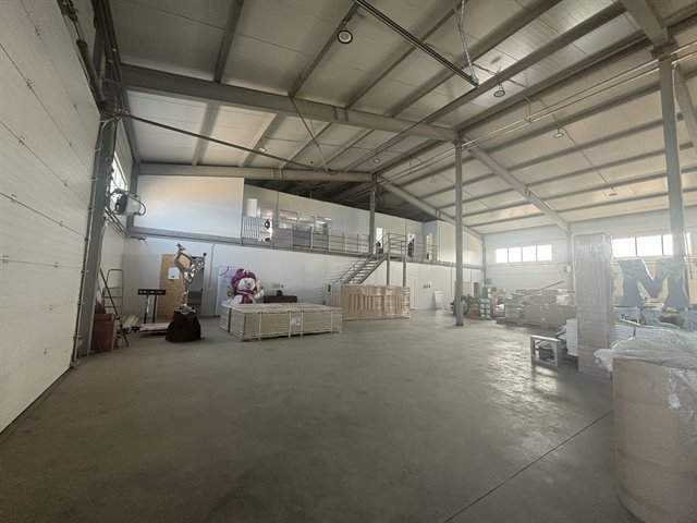 Производсвенно-складской ангар с офисом, 1242 м²