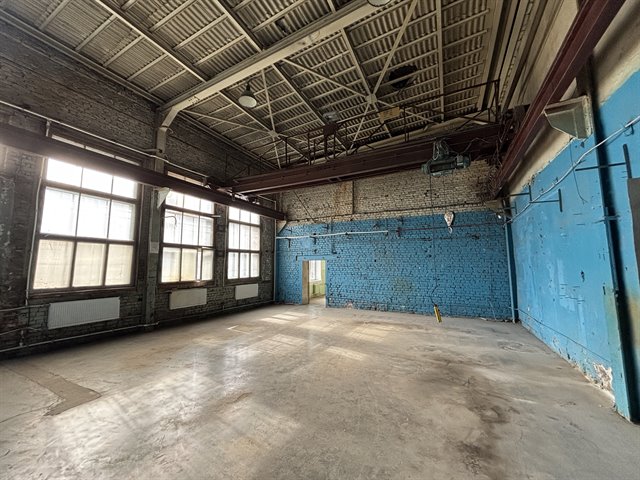 Аренда отапливаемого помещения под склад/производство 3240 м² с кран-балками 2-3т в городе