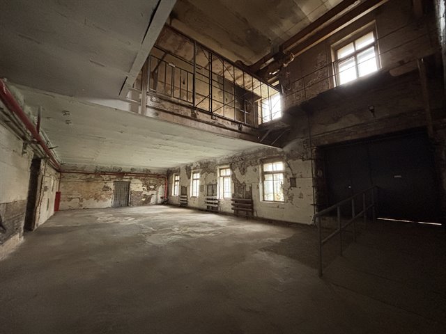 Аренда отапливаемого помещения под склад/производство 3240 м² с кран-балками 2-3т в городе